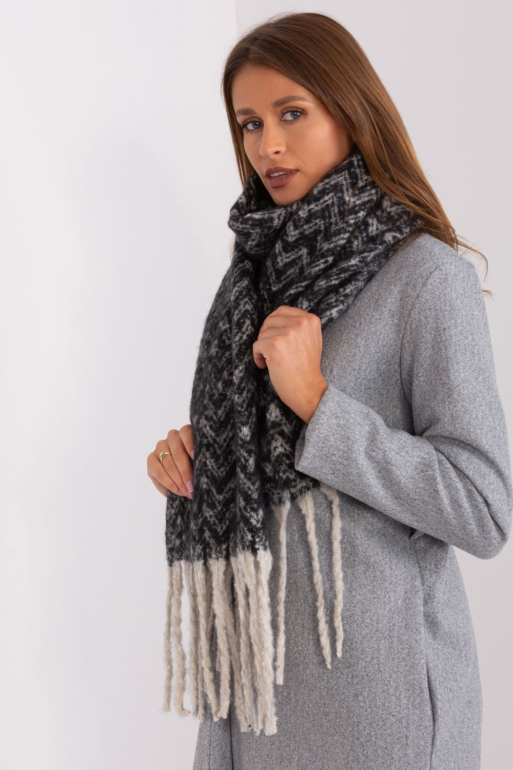 Szalik Model AT-SZ-23125.75 Black/Beige - AT - obrazek 2