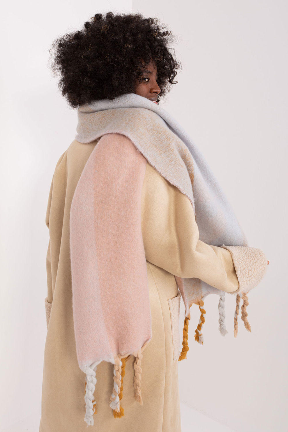 Szalik Model AT-SZ-2316.44P Light Pink - AT - obrazek 3