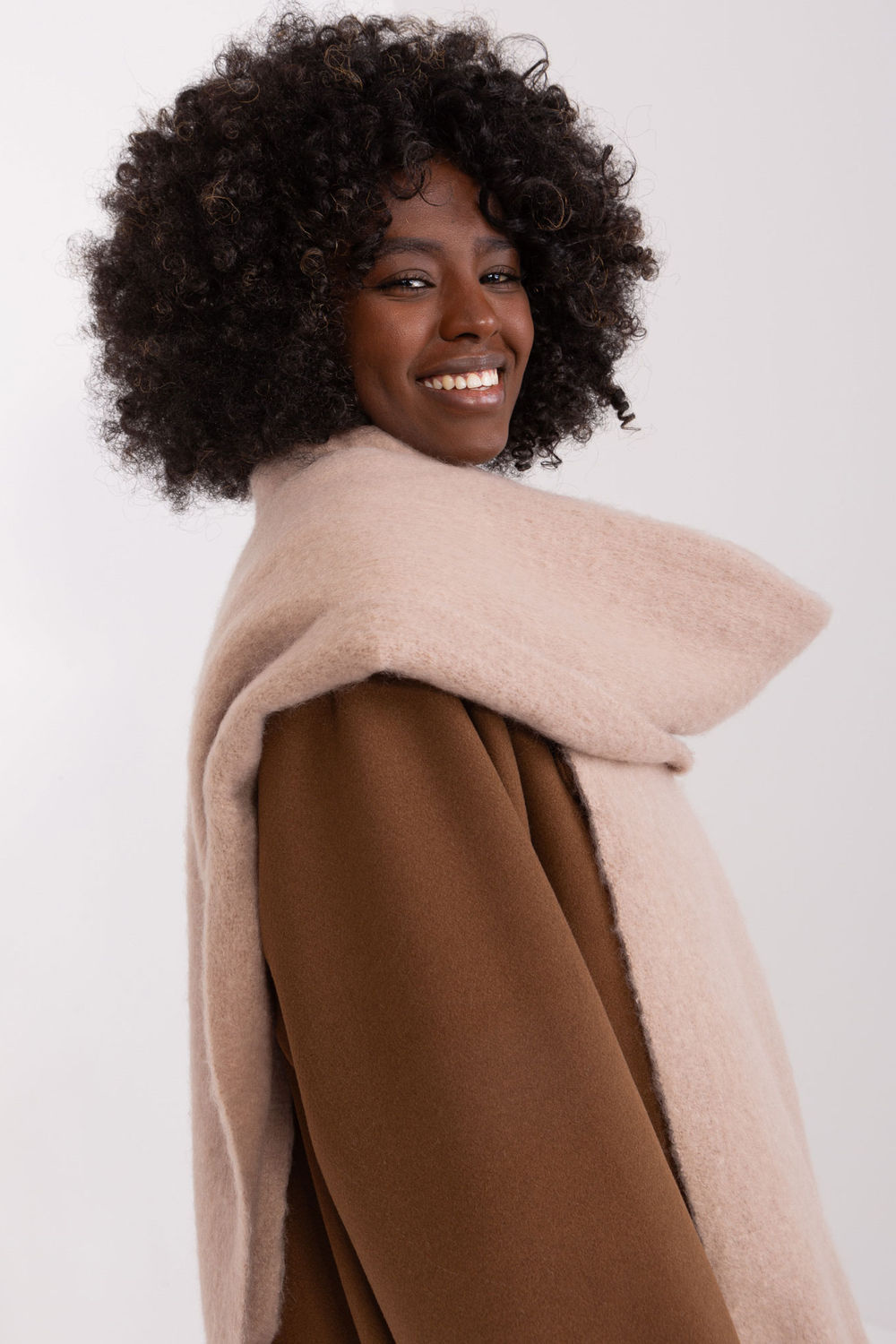 Szalik Model AT-SZ-2313502.20P Dark Beige - AT - obrazek 4