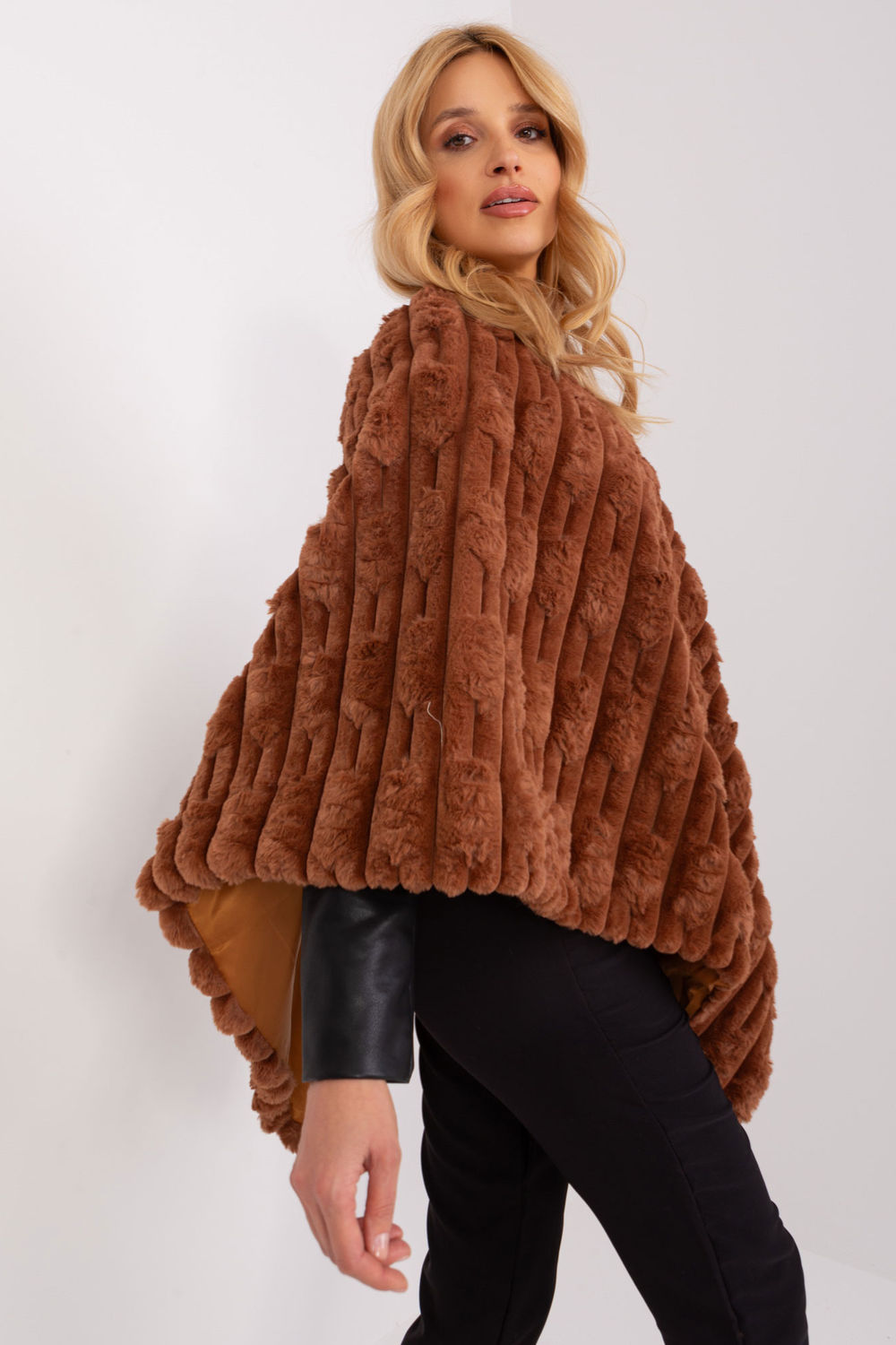 Sweter Ponczo Model AT-PN-2347.16 Light Brown - AT - obrazek 2