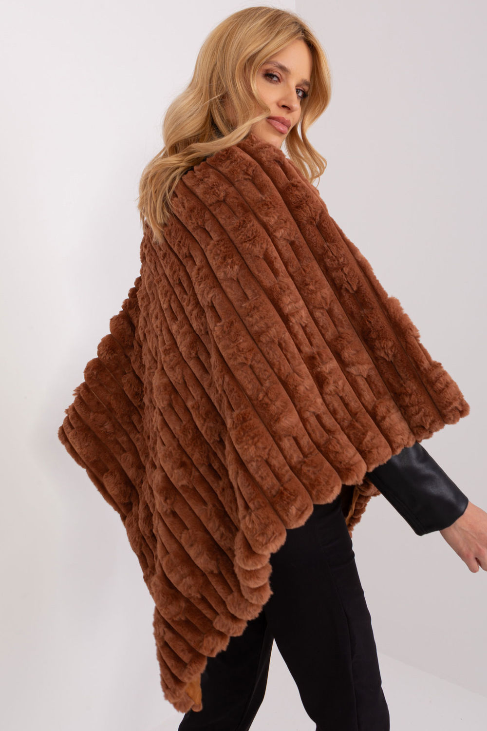 Sweter Ponczo Model AT-PN-2347.16 Light Brown - AT - obrazek 3