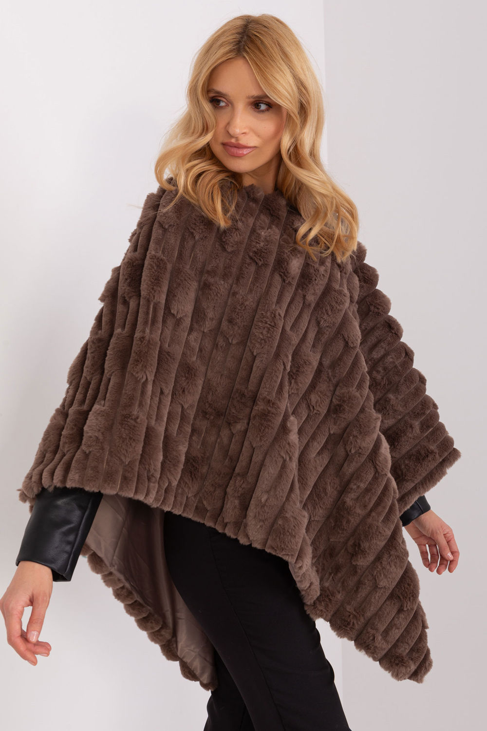 Sweter Ponczo Model AT-PN-2347.68 Brown - AT - obrazek 2