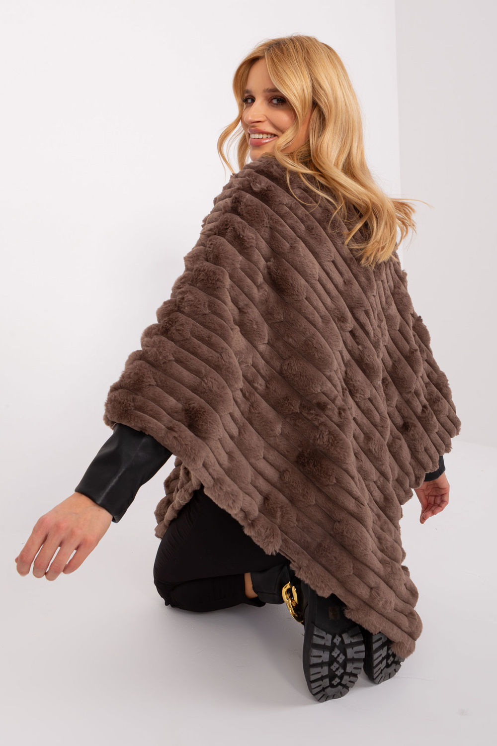 Sweter Ponczo Model AT-PN-2347.68 Brown - AT - obrazek 3