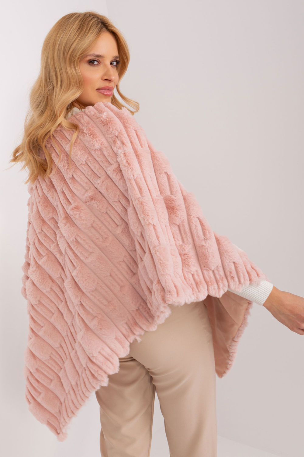 Sweter Ponczo Model AT-PN-2347.68 Light Pink - AT - obrazek 2