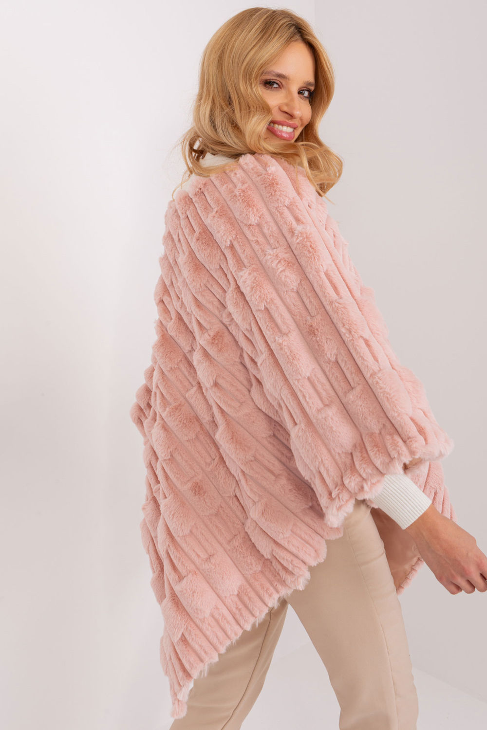 Sweter Ponczo Model AT-PN-2347.68 Light Pink - AT - obrazek 3