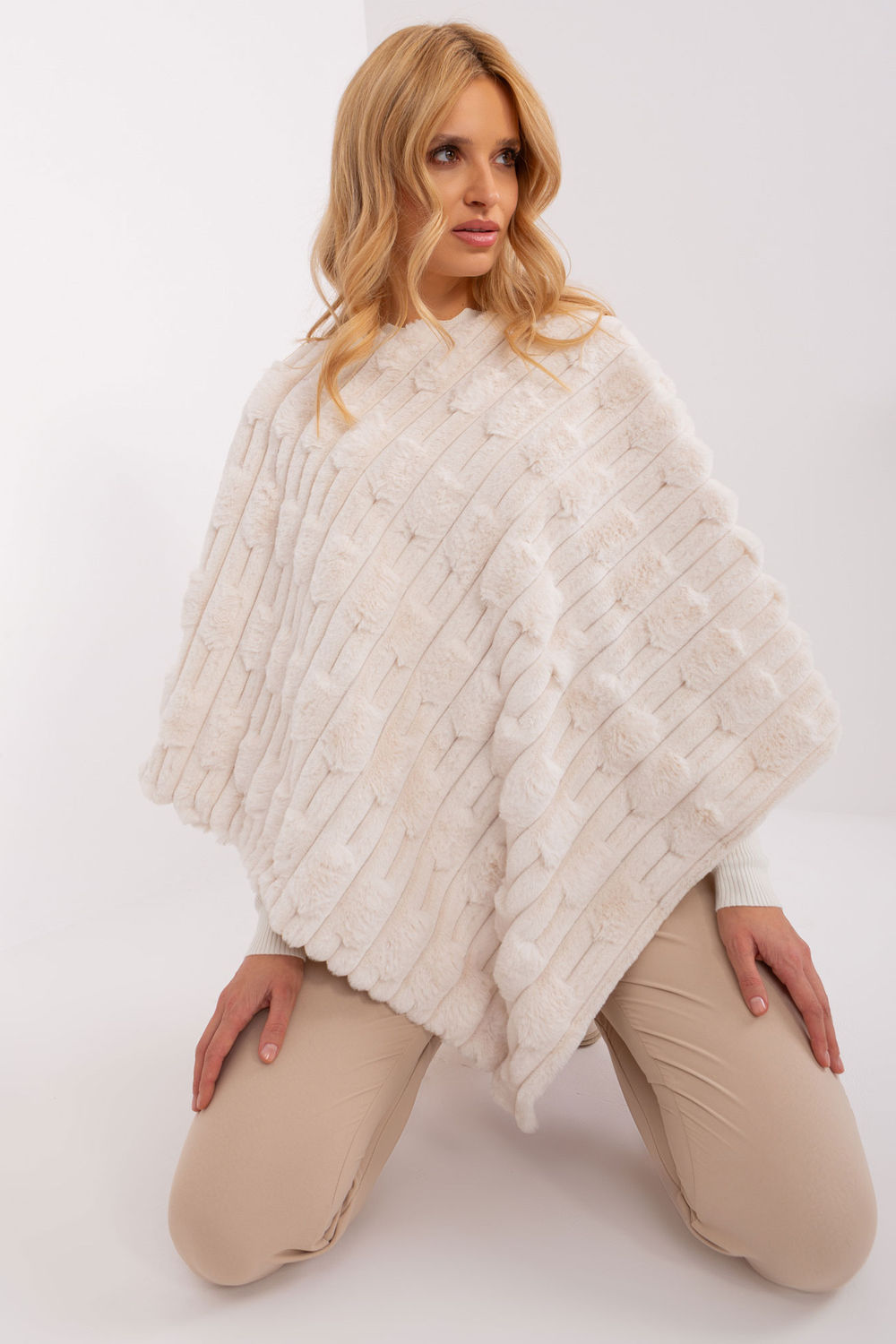 Sweter Ponczo Model AT-PN-2347.68 Ecru - AT - obrazek 2