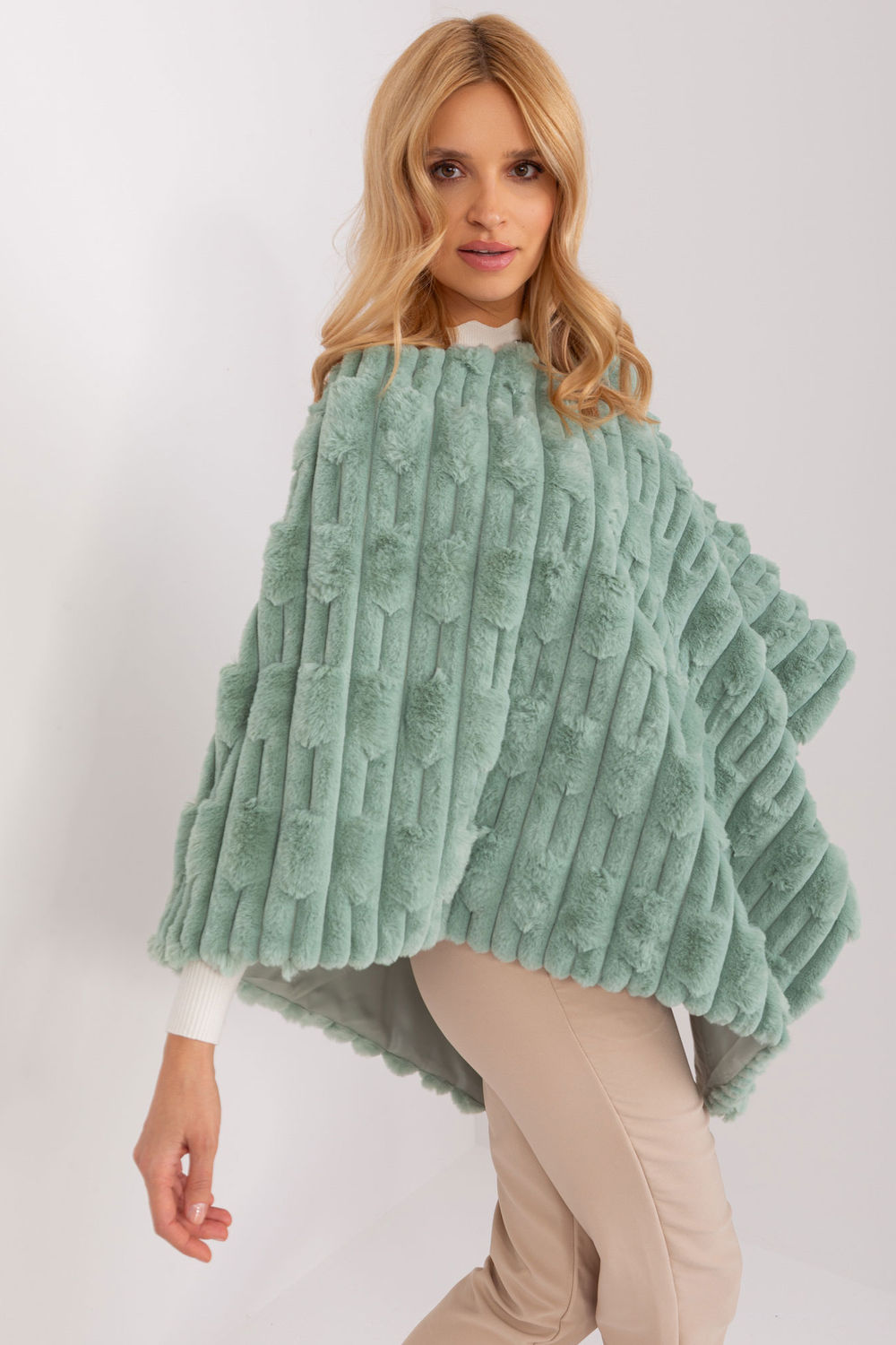 Sweter Ponczo Model AT-PN-2347.68 Pistacja - AT - obrazek 3