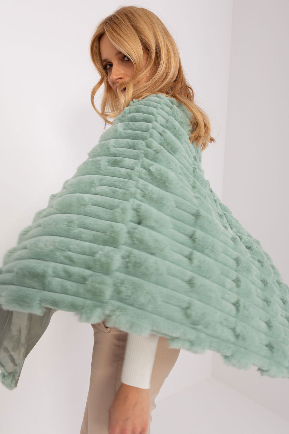 Sweter Ponczo Model AT-PN-2347.68 Pistacja - AT - obrazek 4