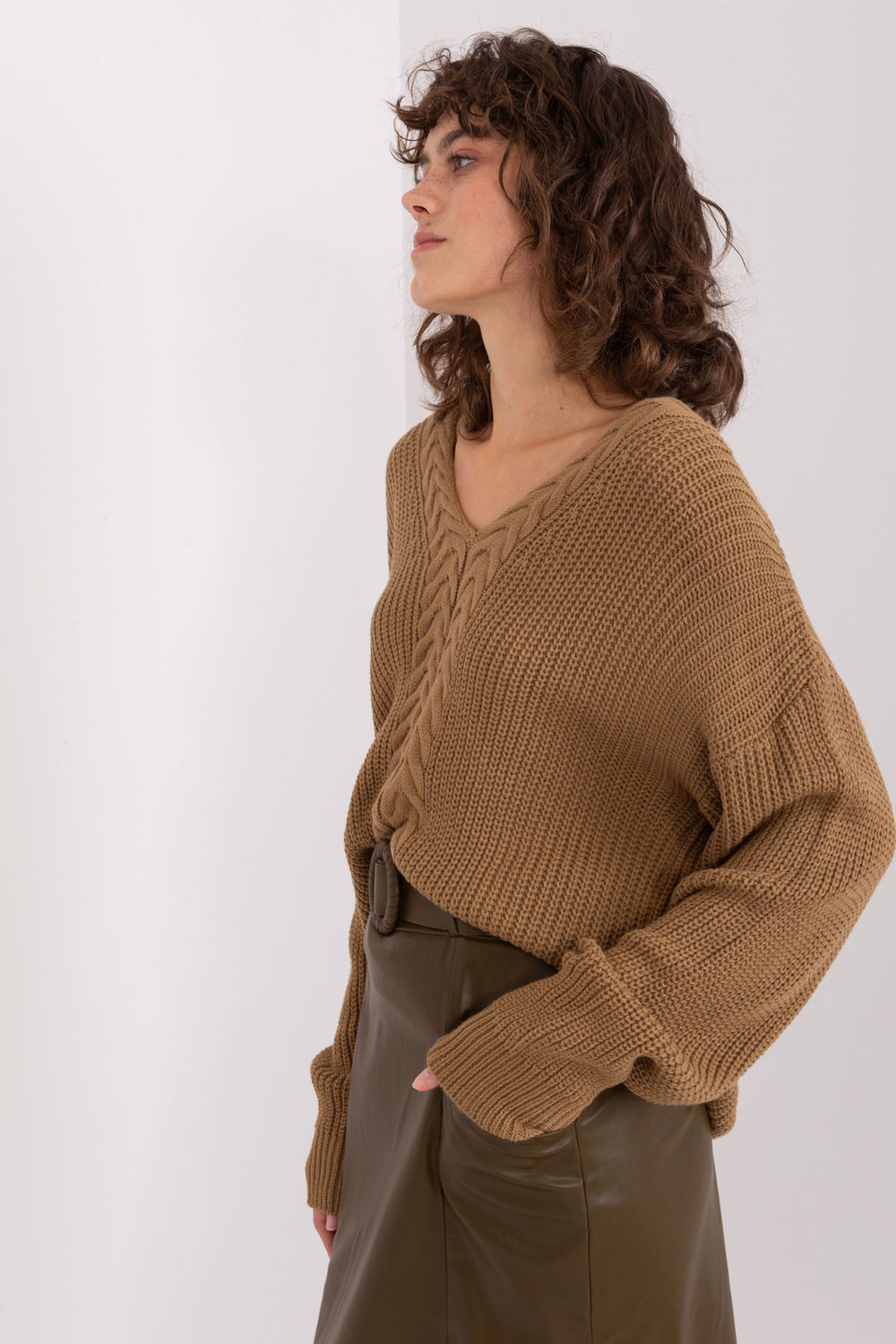 Sweter Damski Model BA-SW-8028.36P Camel - Badu - obrazek 2