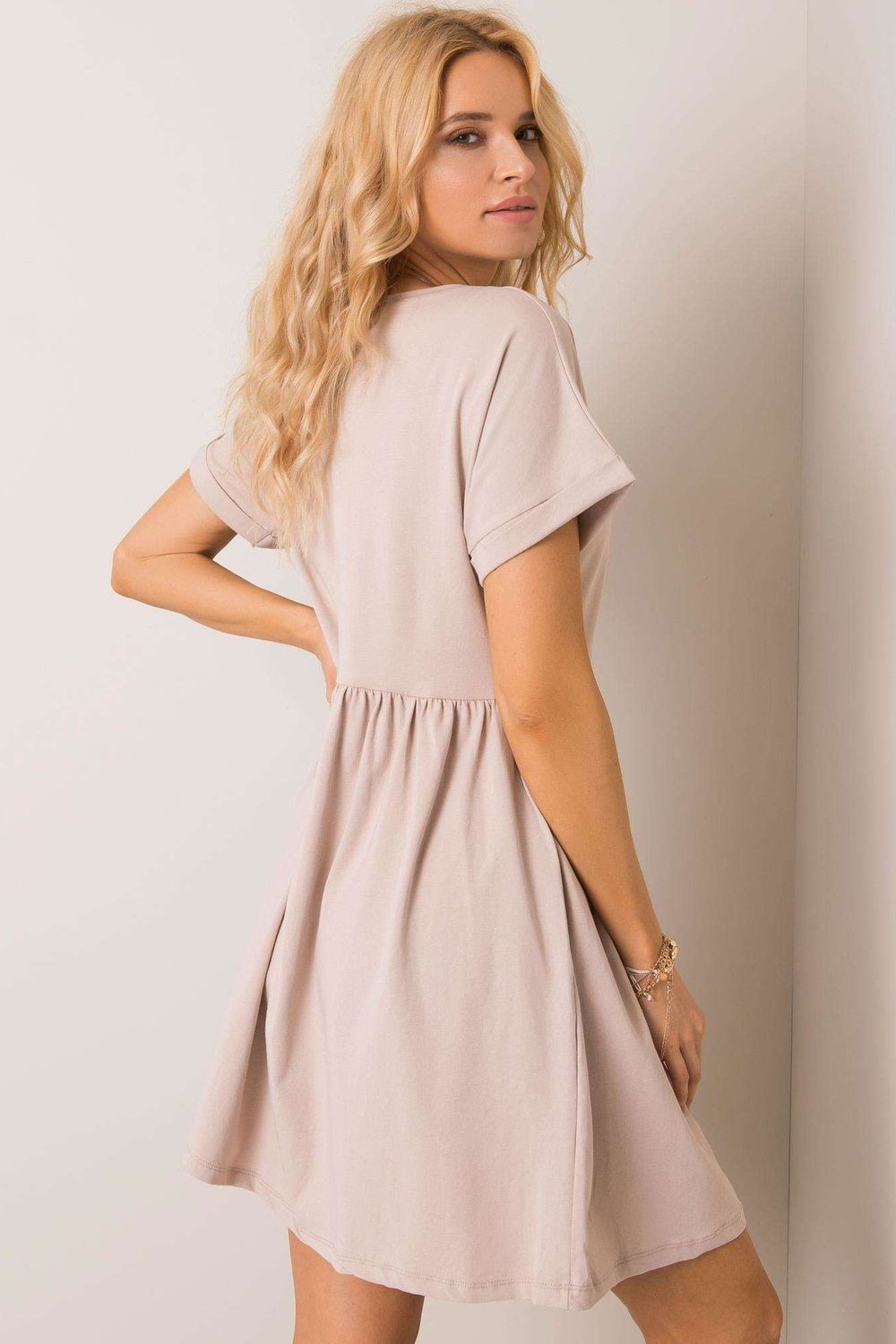 Sukienka Model RV-SK-5672.03P Beige - Rue Paris - obrazek 3