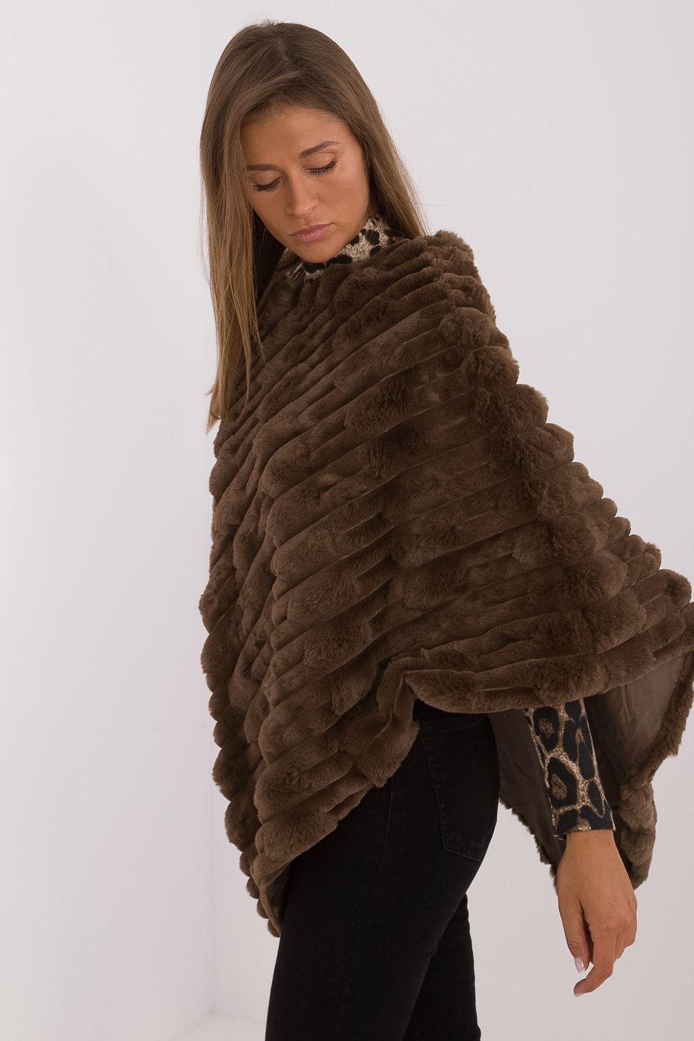 Sweter Ponczo Model AT-PN-2347.88 Dark Brown - AT - obrazek 2