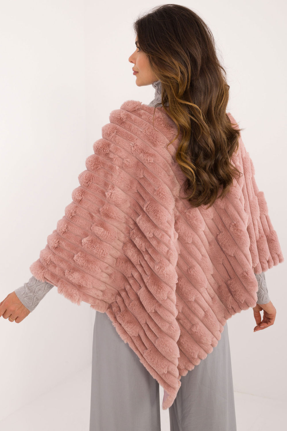 Sweter Ponczo Model AT-PN-2347.88 Dark Pink - AT - obrazek 3
