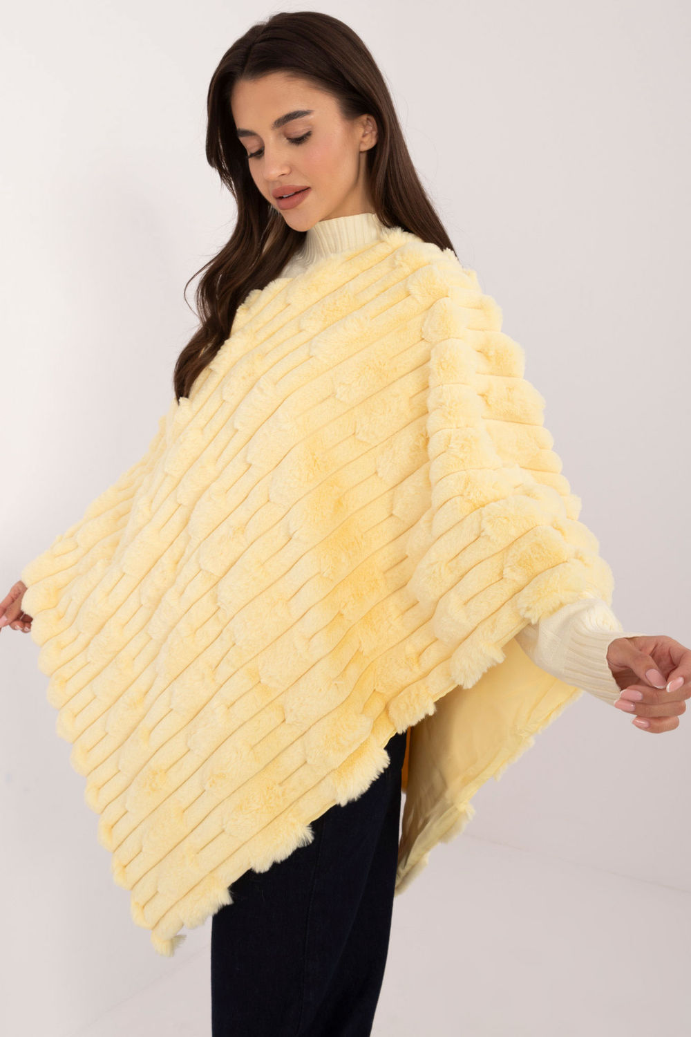 Sweter Ponczo Model AT-PN-2347.88 Light Yellow - AT - obrazek 2