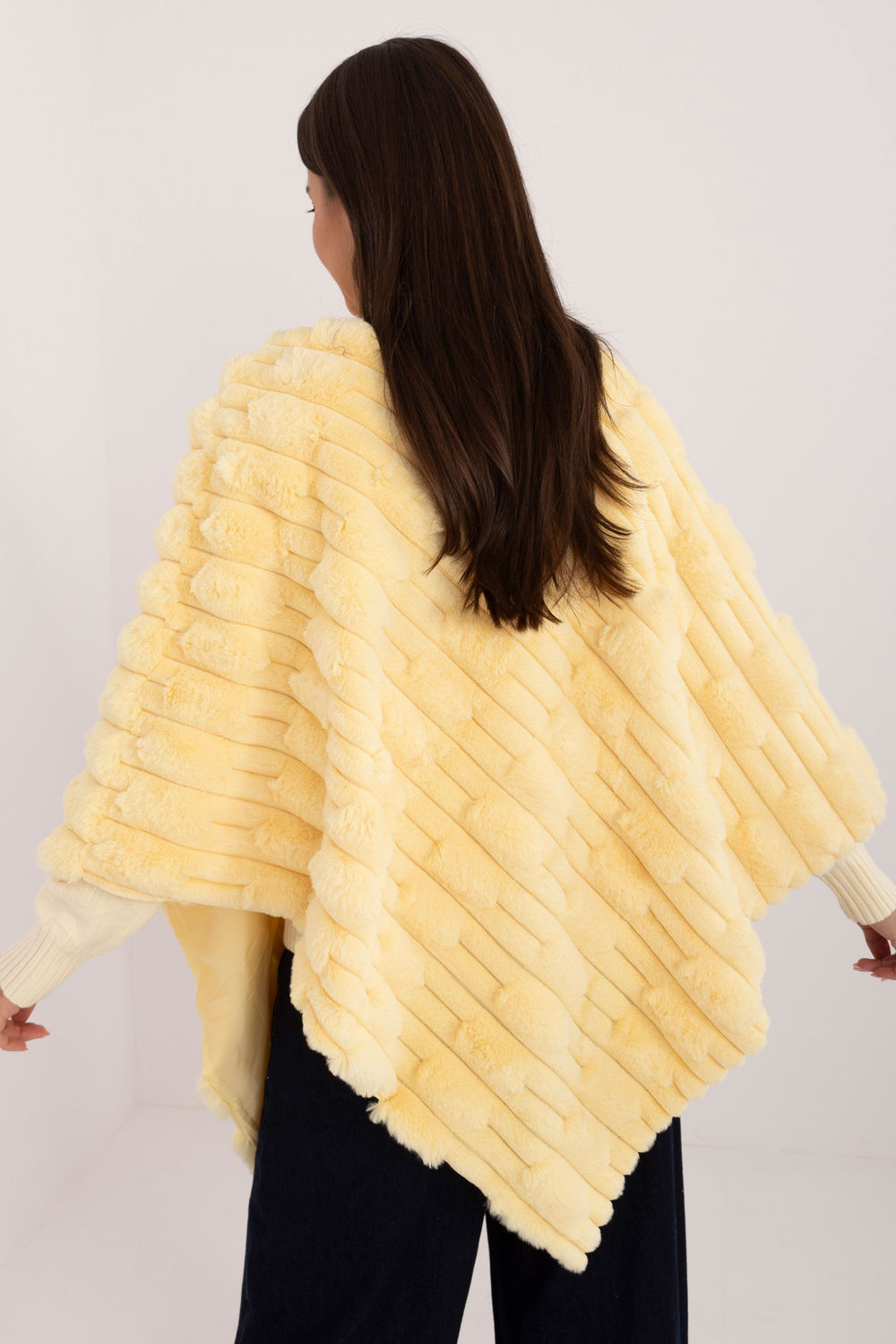 Sweter Ponczo Model AT-PN-2347.88 Light Yellow - AT - obrazek 3