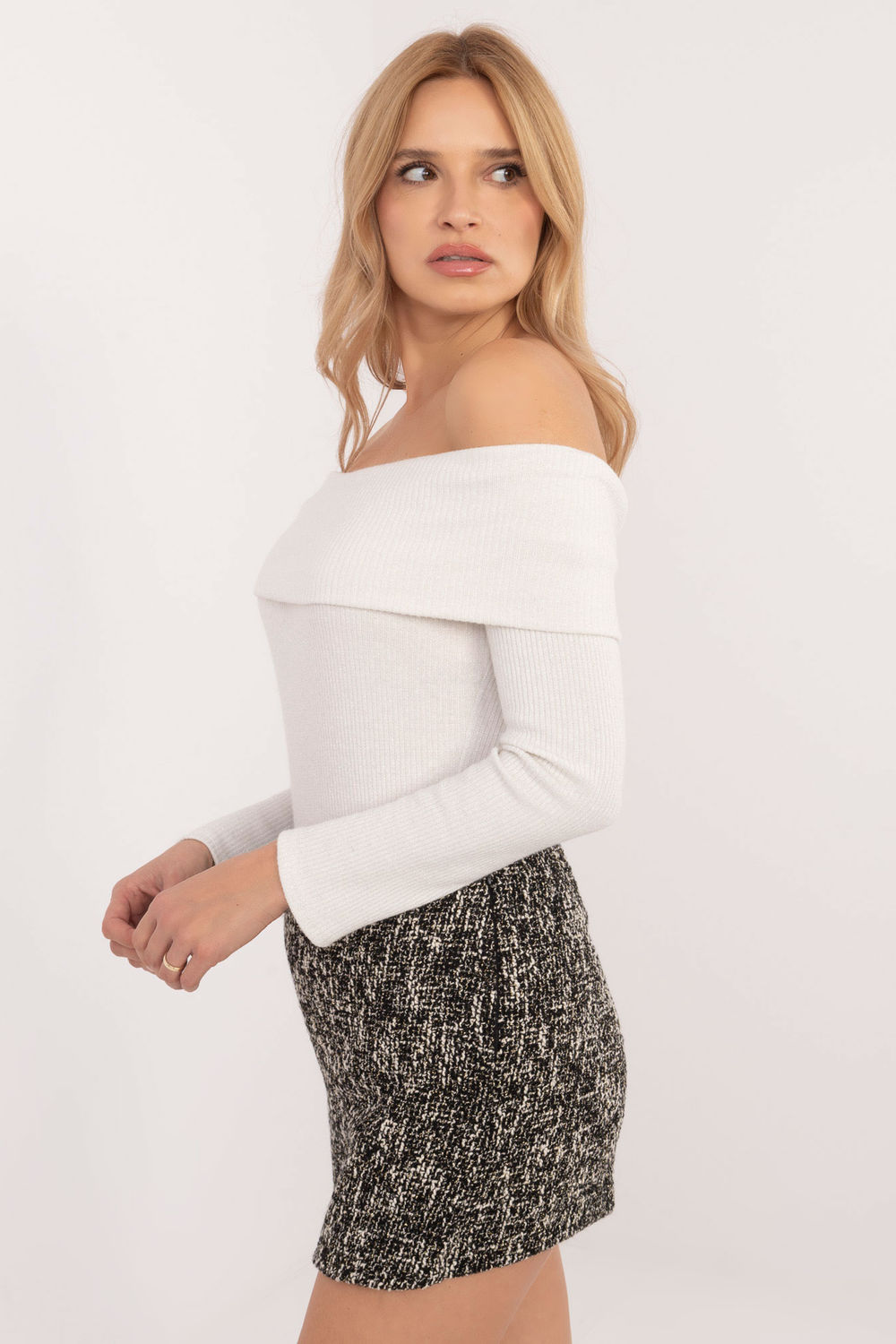 Sweter Damski Model DHJ-SW-A2449.33 Ecru - Italy Moda - obrazek 2