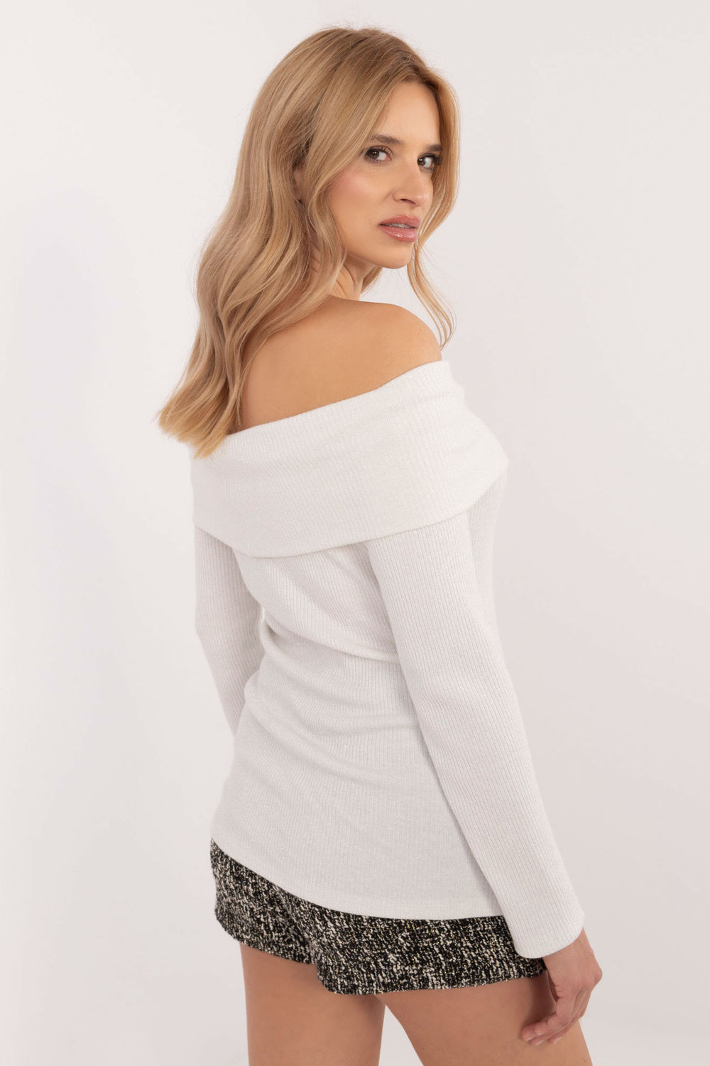 Sweter Damski Model DHJ-SW-A2449.33 Ecru - Italy Moda - obrazek 3