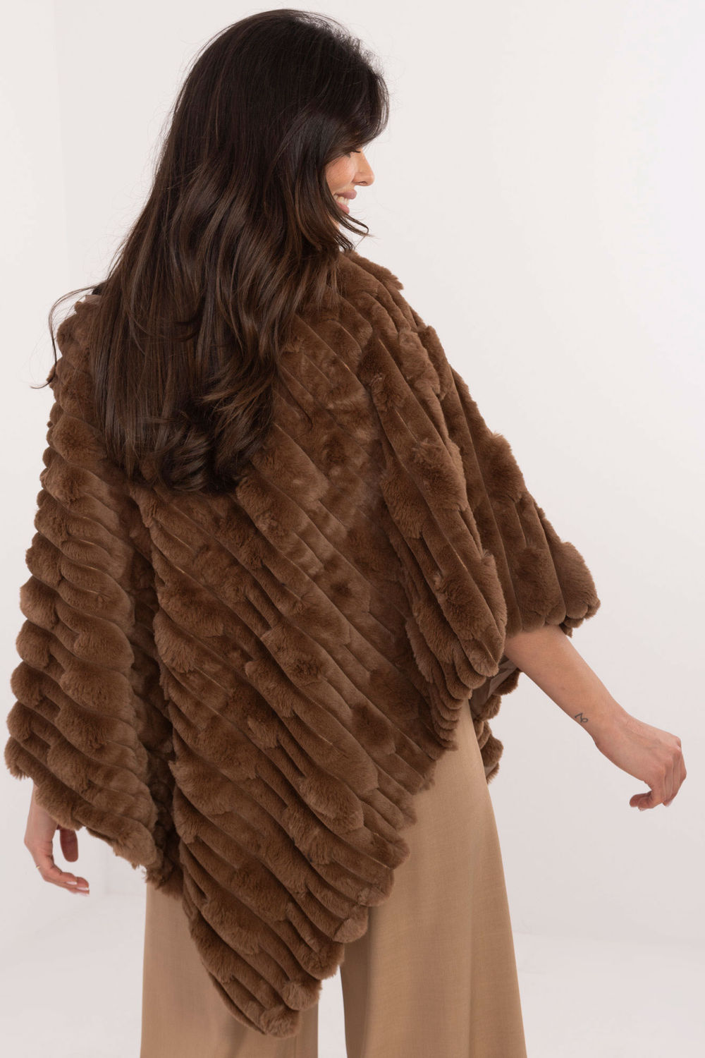 Sweter Ponczo Model AT-PN-2347.16 Brown - AT - obrazek 3