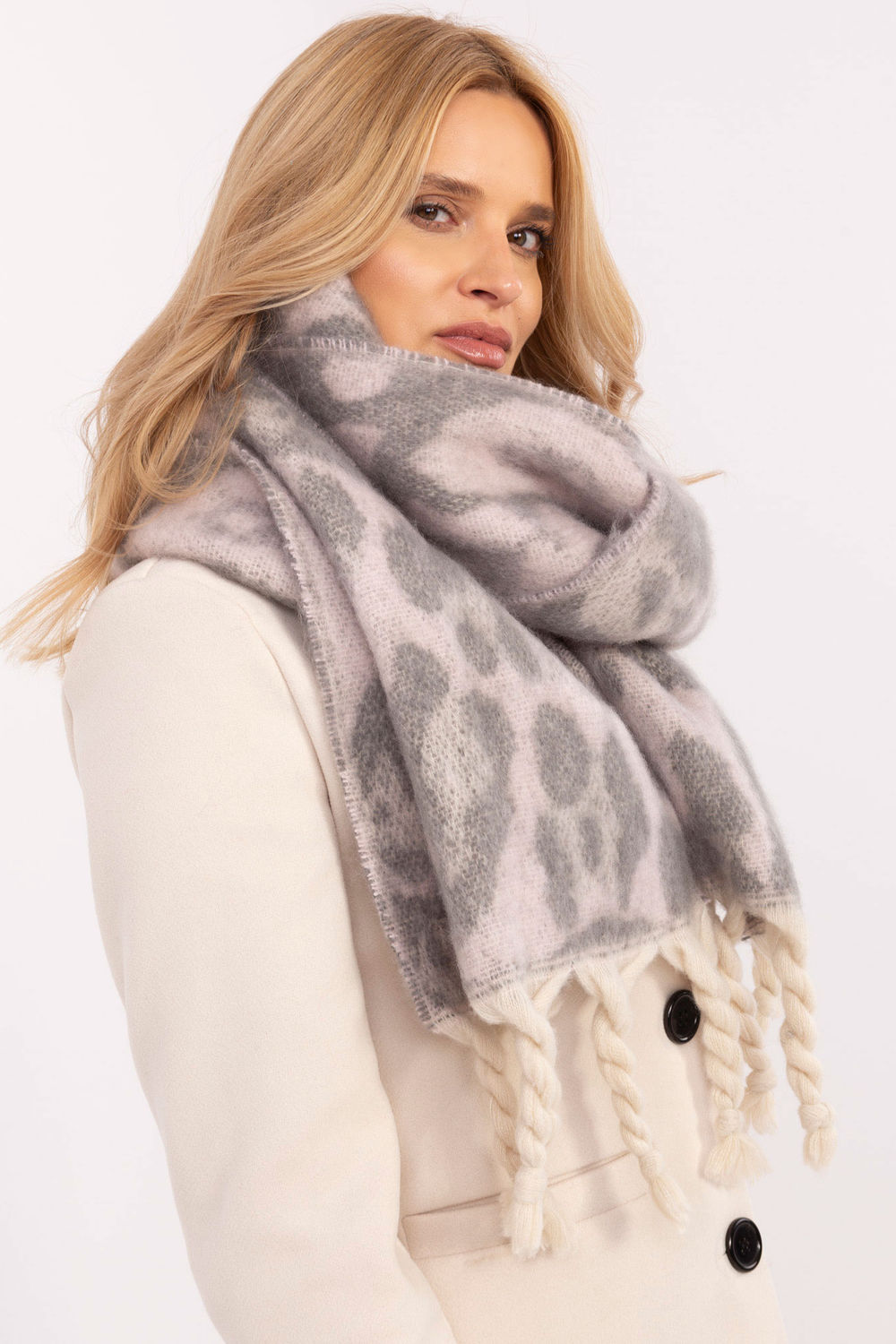 Szalik Model AT-SZ-416.99 Light Pink - AT - obrazek 2