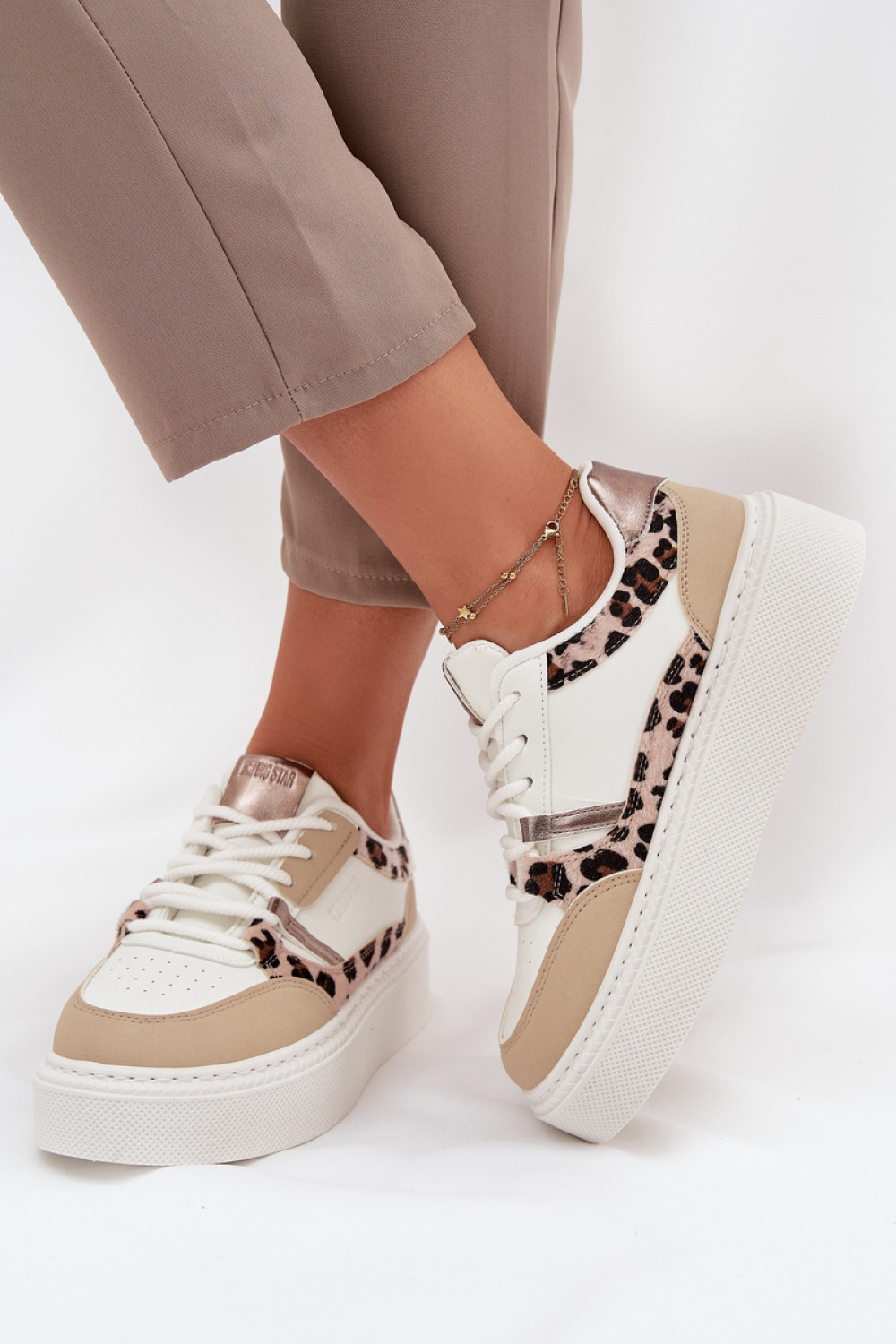 Buty Sportowe Model Big Star SS274357 Panterka White/Beige - Step in style - obrazek 3