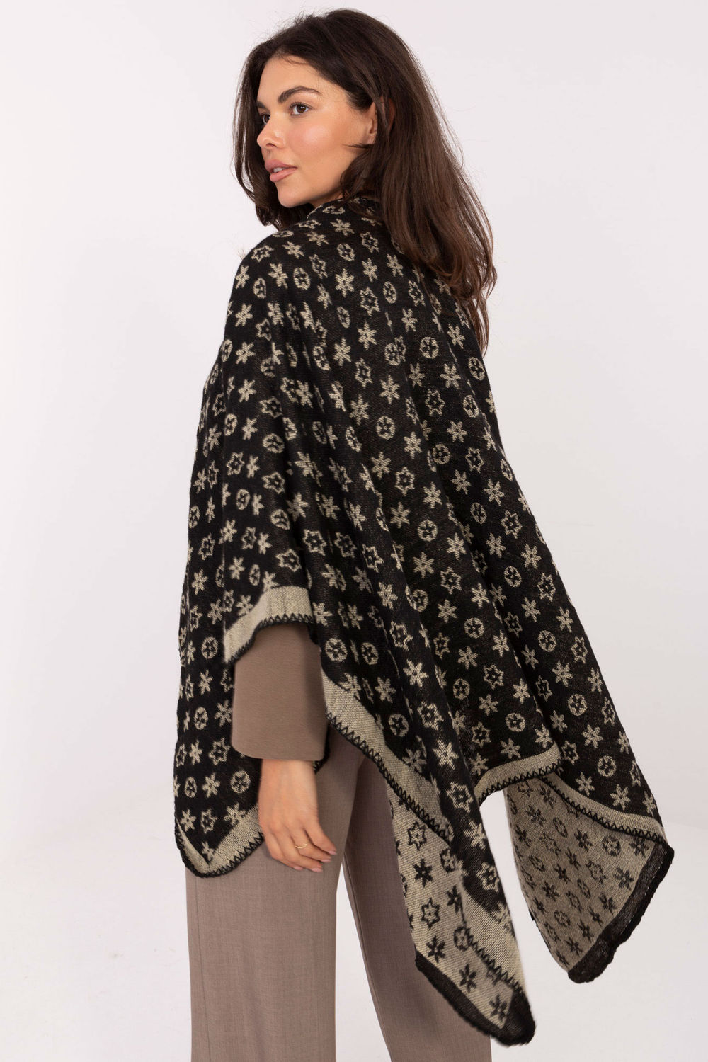 Sweter Poncho Model AT-PN-7661.89 Black/Beige - Factory Price - obrazek 3