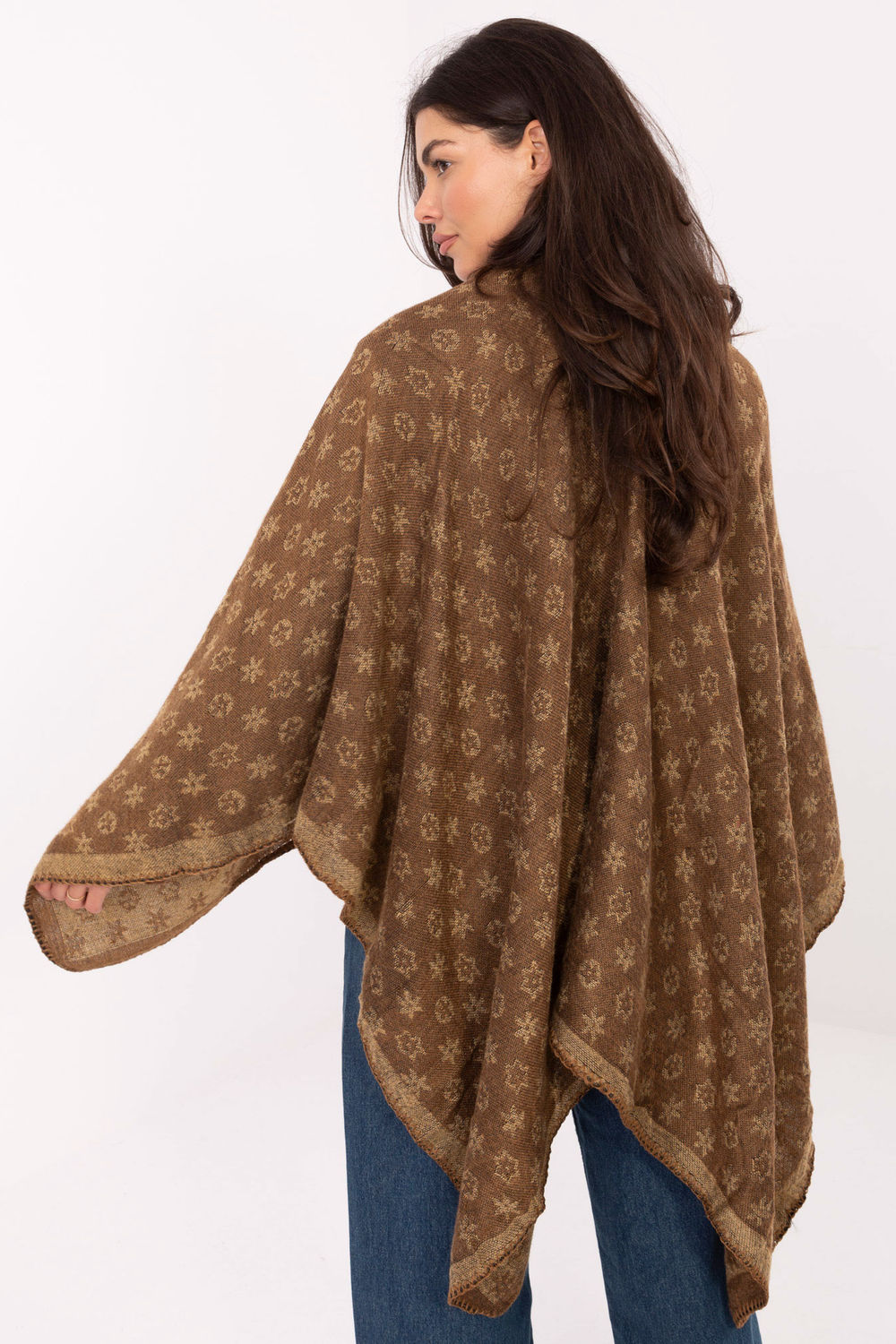 Sweter Ponczo Model AT-PN-7661.89 Camel - Factory Price - obrazek 3