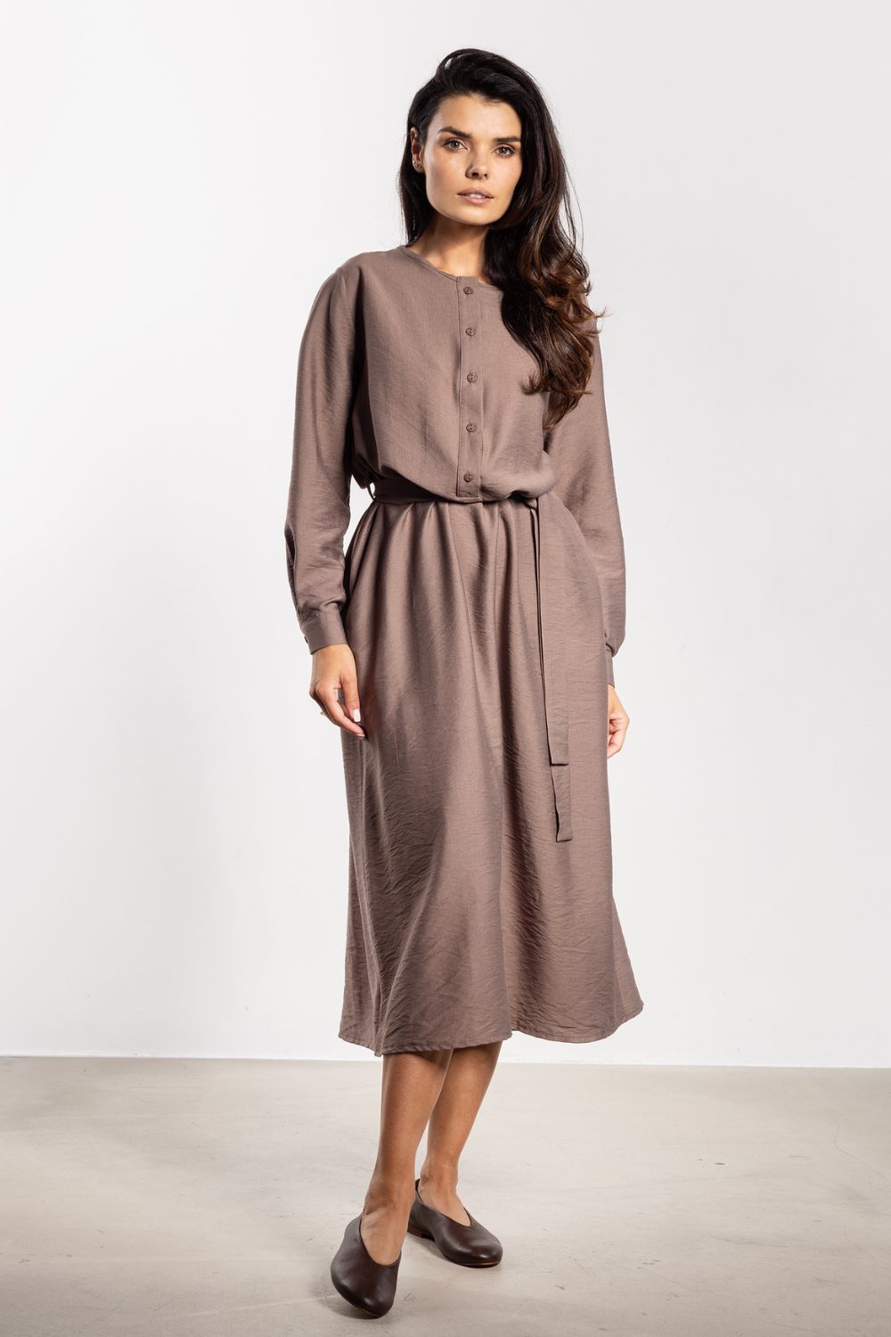 Sukienka Model A733 Taupe - awama - obrazek 3