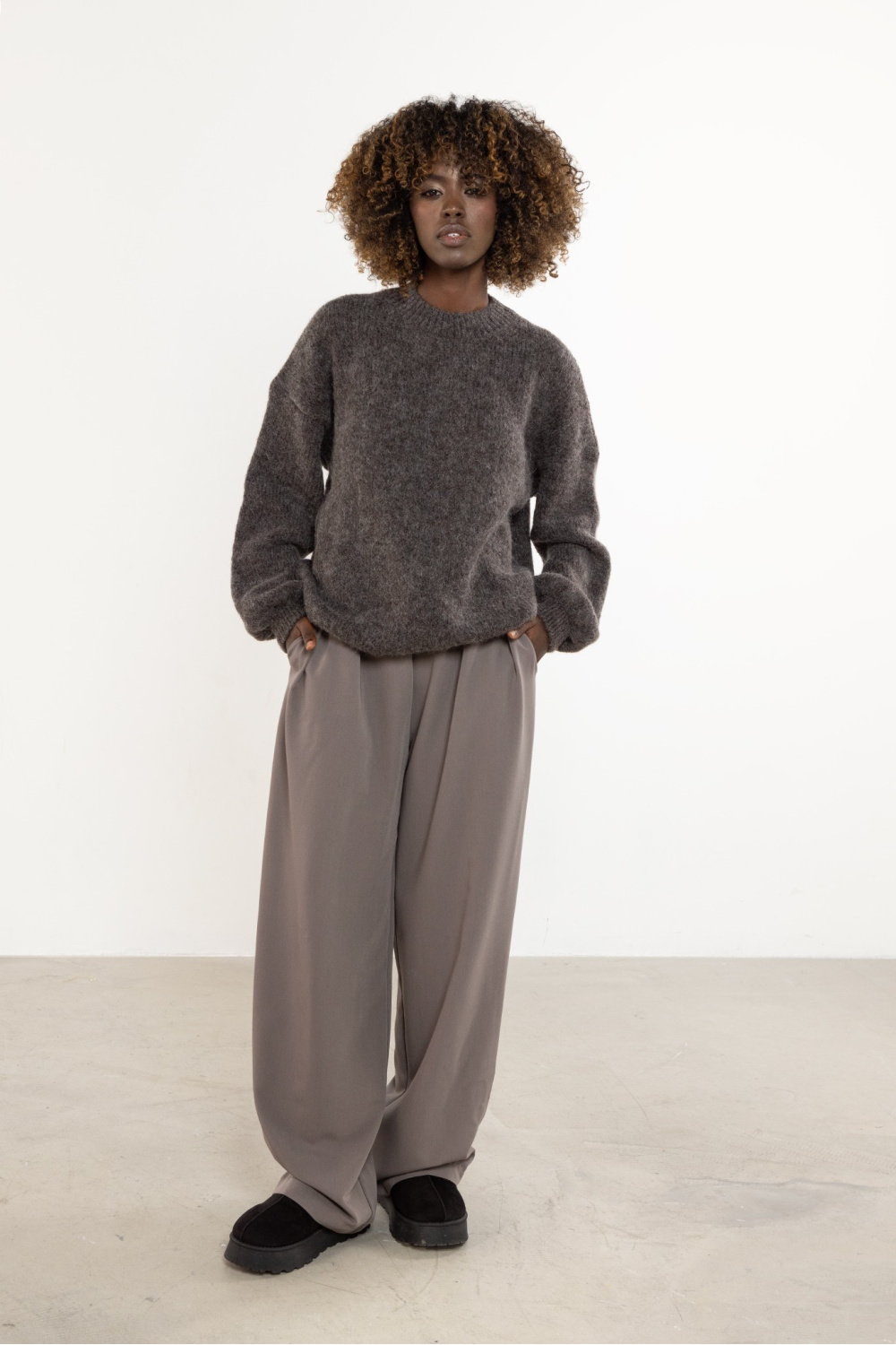Sweter Damski Model A757 Taupe - awama - obrazek 2