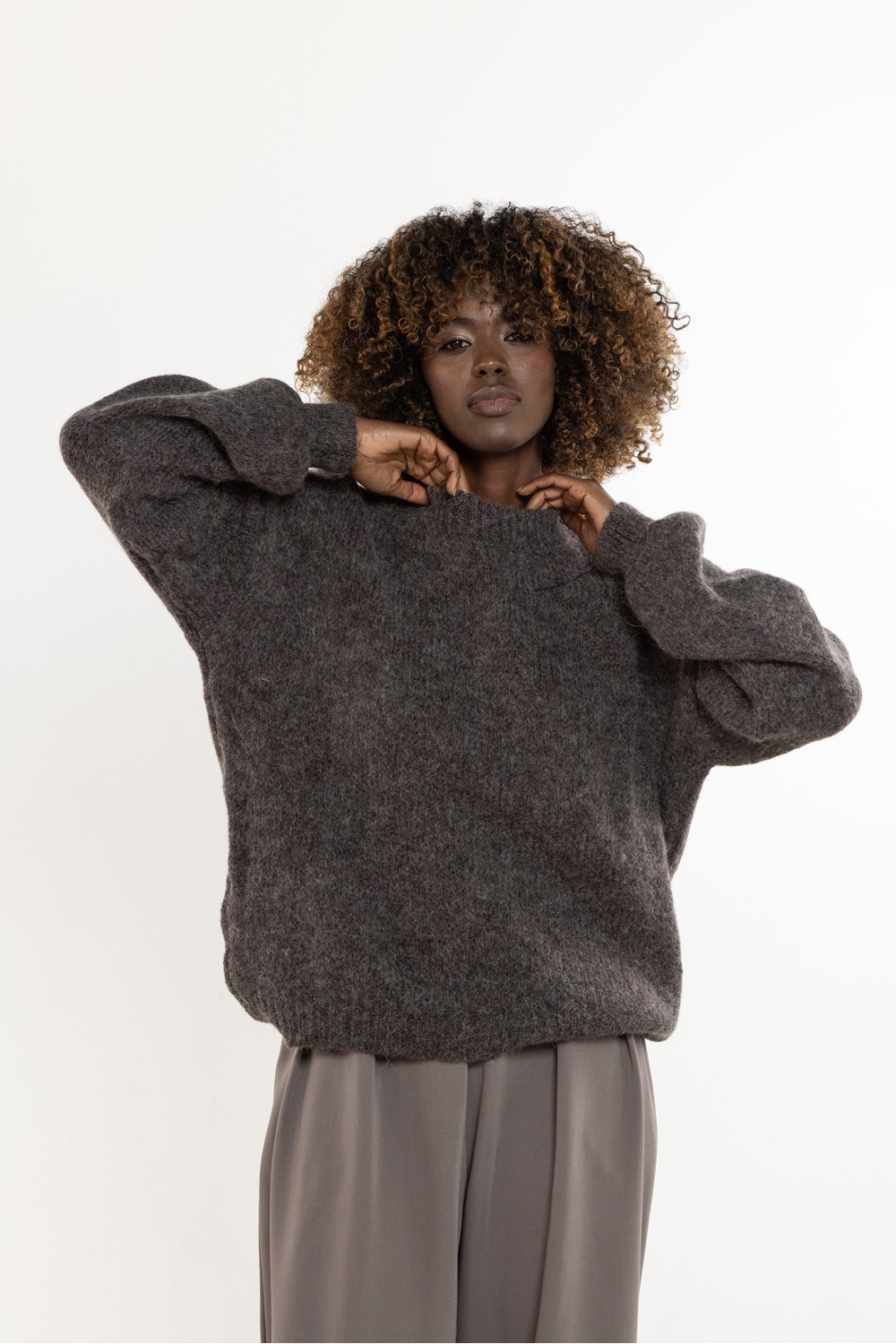 Sweter Damski Model A757 Taupe - awama - obrazek 3