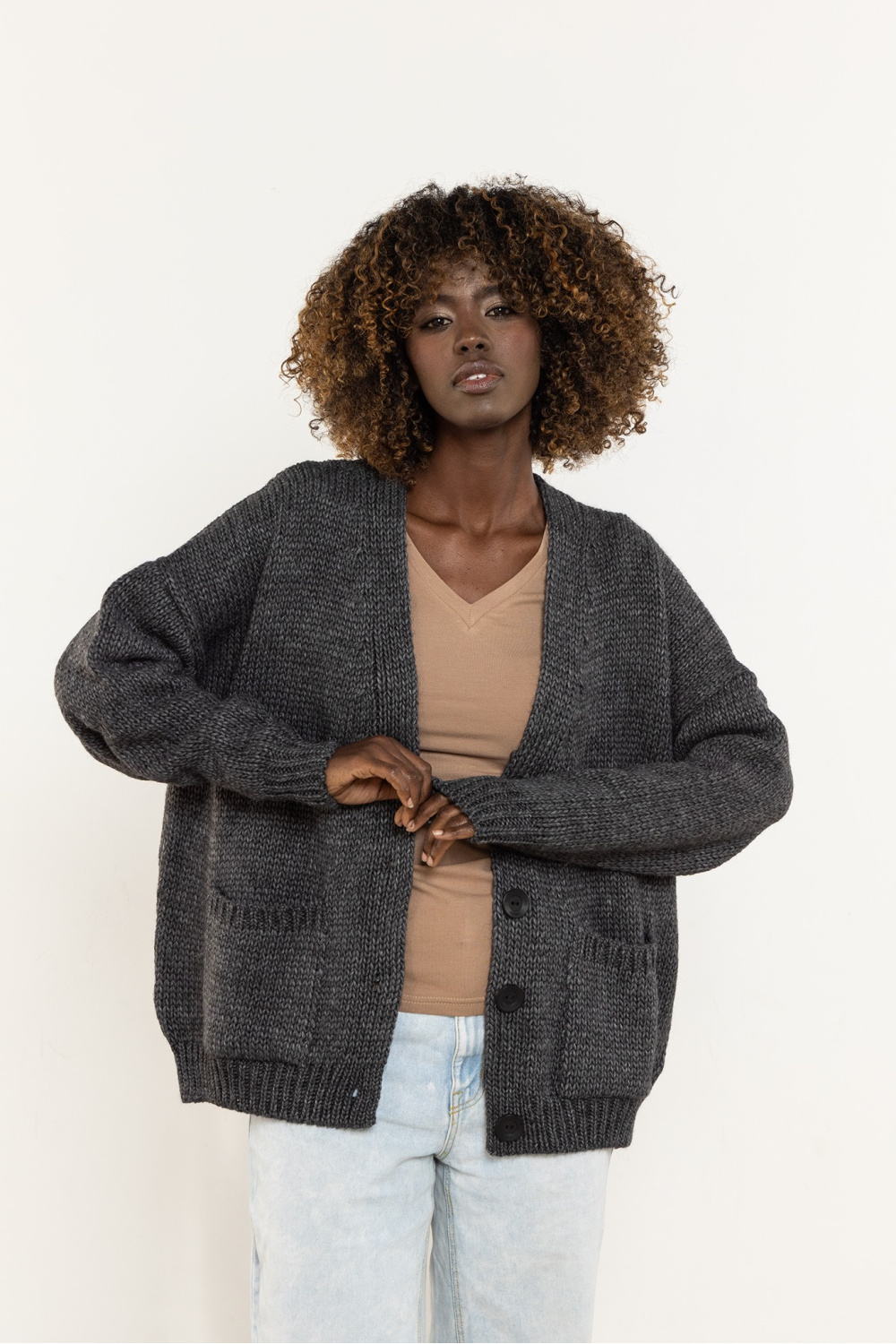 Sweter Damski Model A756 Grafit - awama - obrazek 2