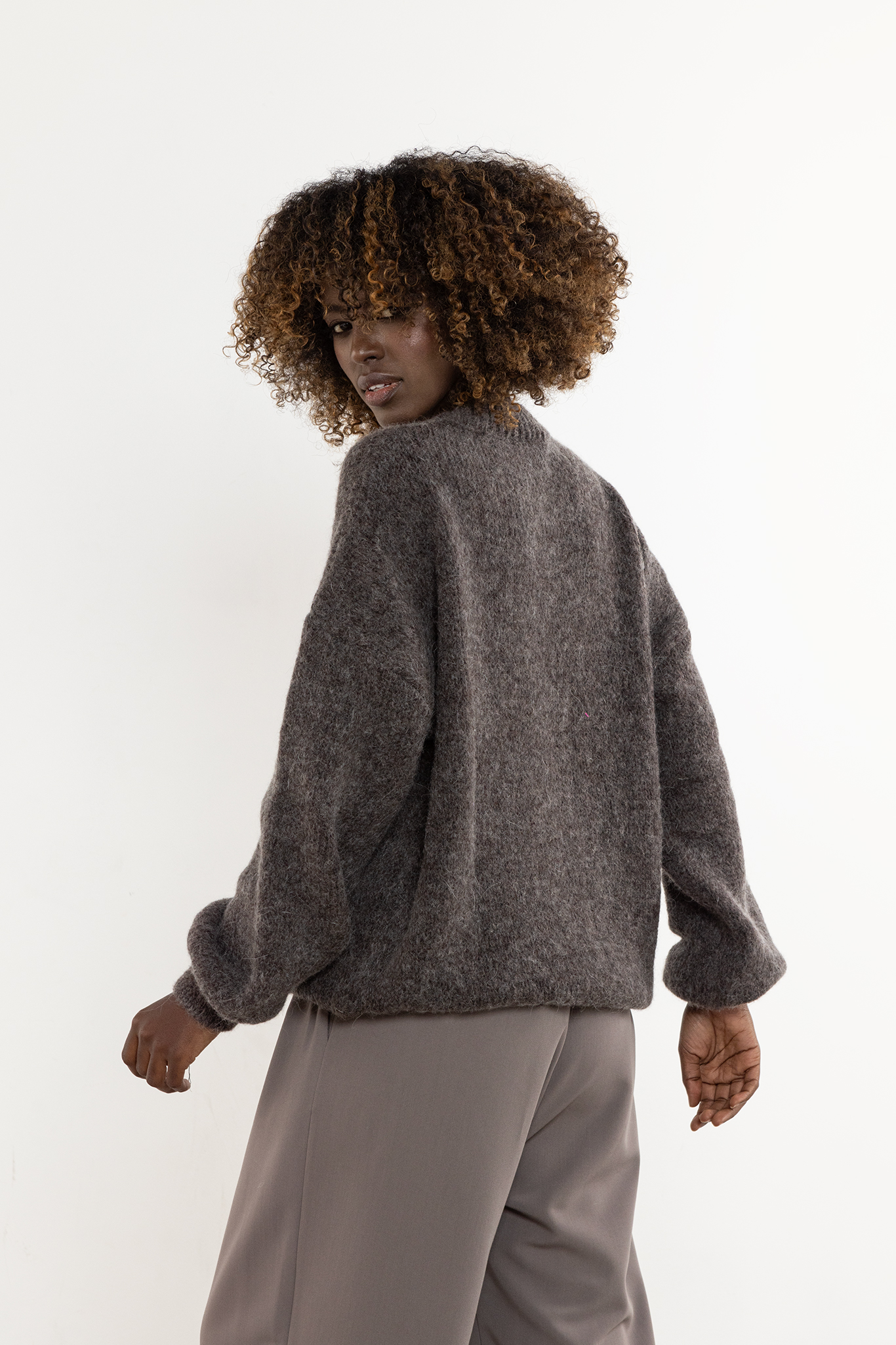 Sweter Damski Model A757 Taupe - awama - obrazek 4