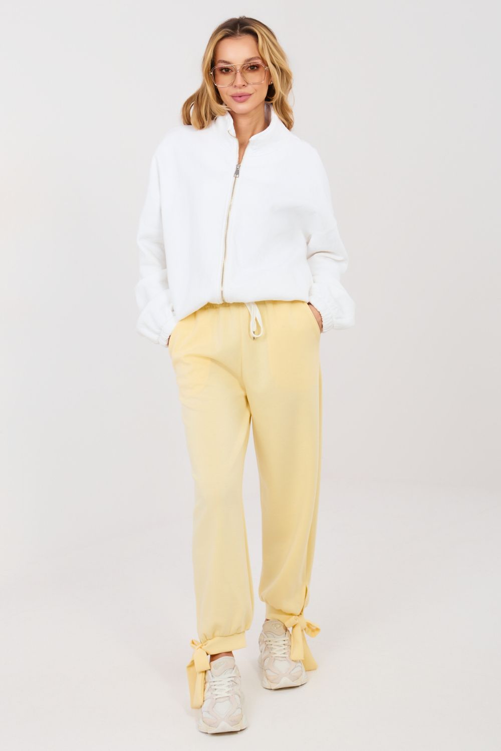 Spodnie Dresowe Model IT-SP-9987.16 Light Yellow - Italy Moda - obrazek 3