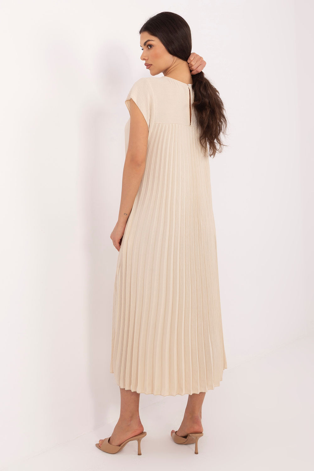 Sukienka Model IT-SK-19552.72 Beige - Rue Paris - obrazek 3