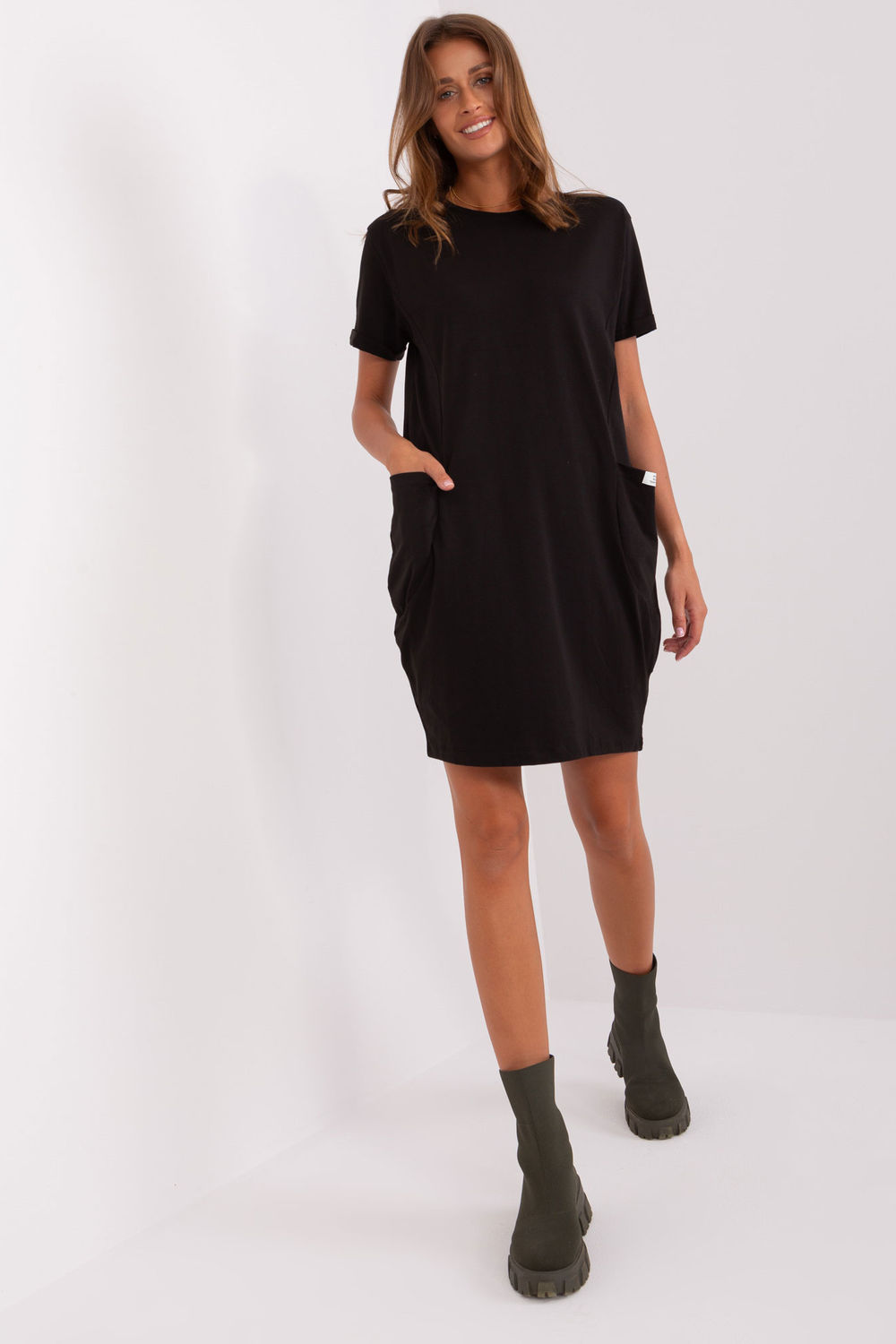 Sukienka Model RV-SK-8724-1.91 Black - Rue Paris