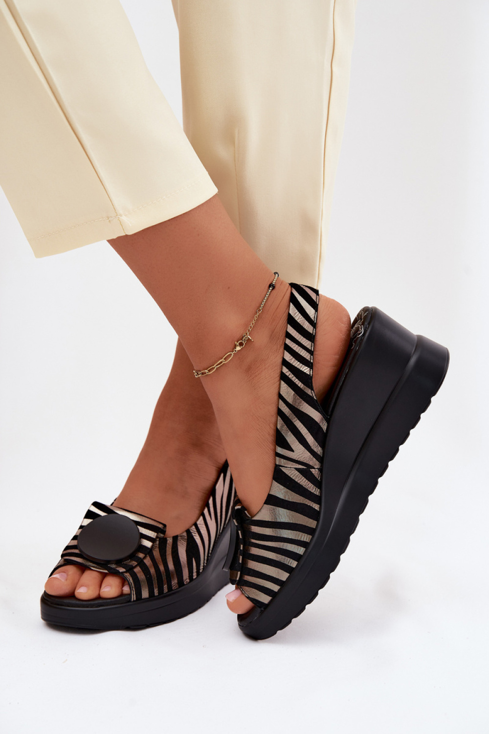 Sandały Model Artiker 58C0295 Black/Gold - Step in style - obrazek 3