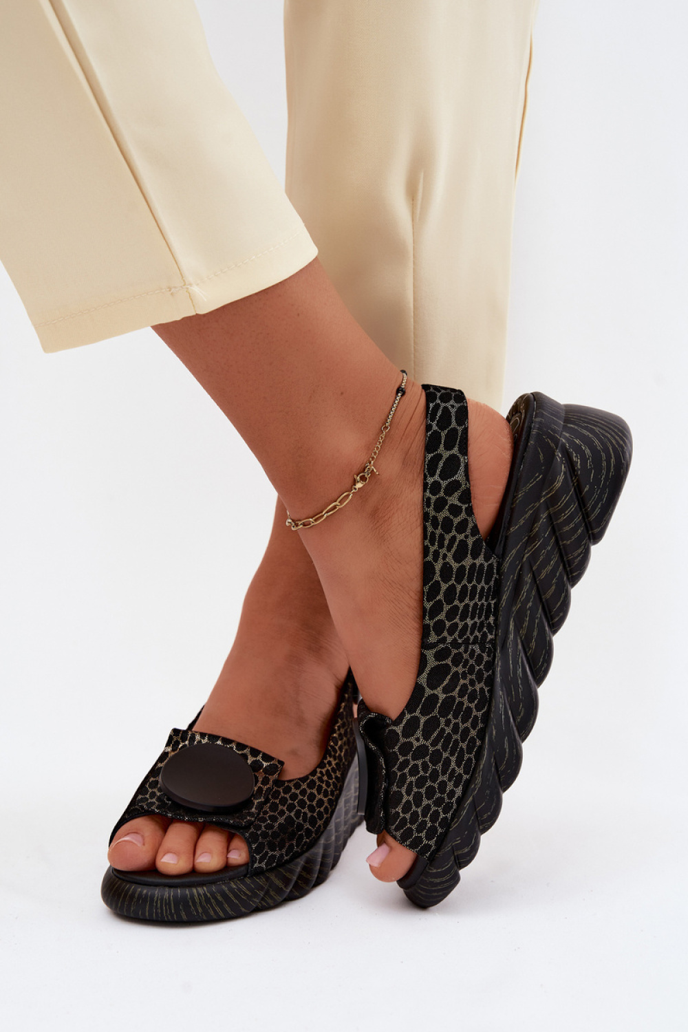 Sandały Model Artiker 58C0296 Black/Gold - Step in style - obrazek 3