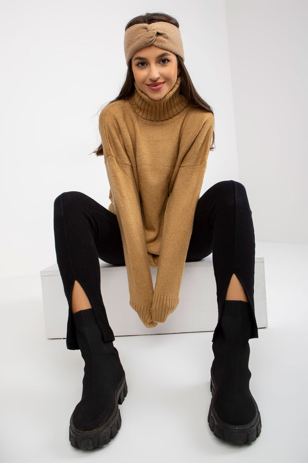 Sweter Damski Model LC-SW-0331.89P Camel - Rue Paris - obrazek 2