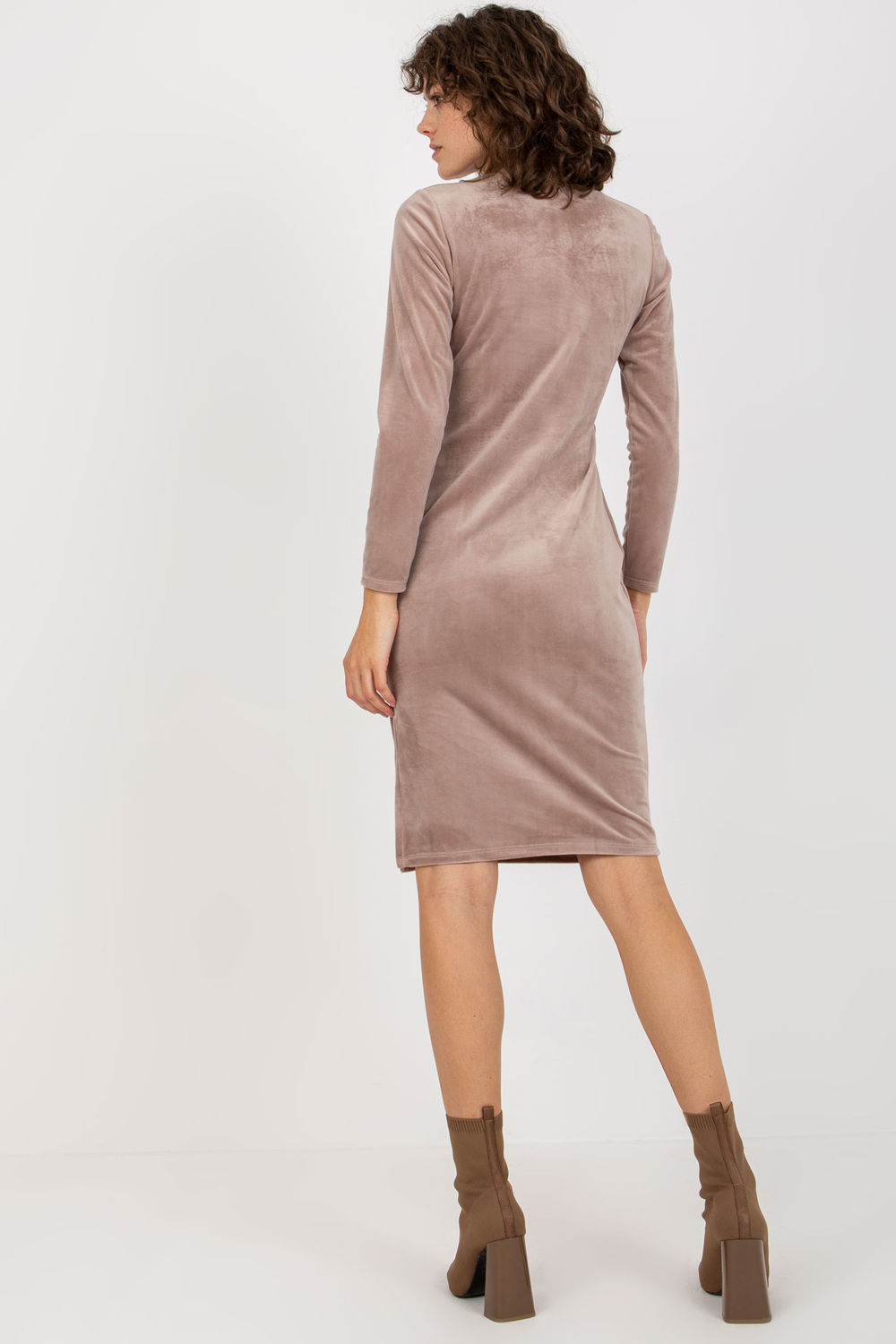 Sukienka Model RP-SK-8207.13X Dark Beige - Rue Paris - obrazek 3