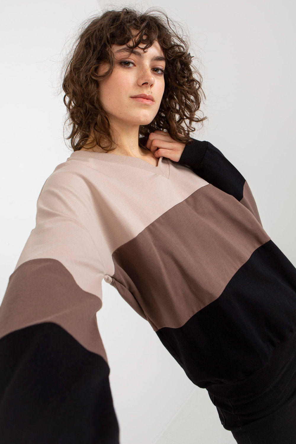 Bluza Damska Model RV-BL-8328.34X Black/Beige - Rue Paris - obrazek 2