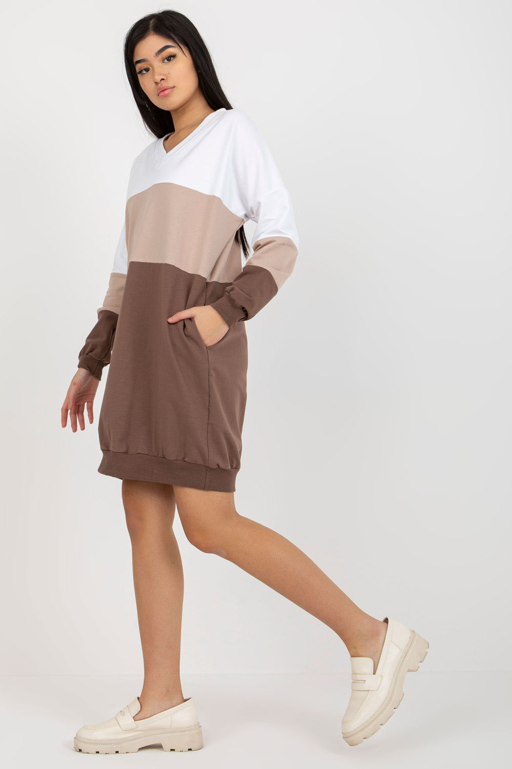 Sukienka Model RV-SK-8382.31 White/Brown - Rue Paris - obrazek 3