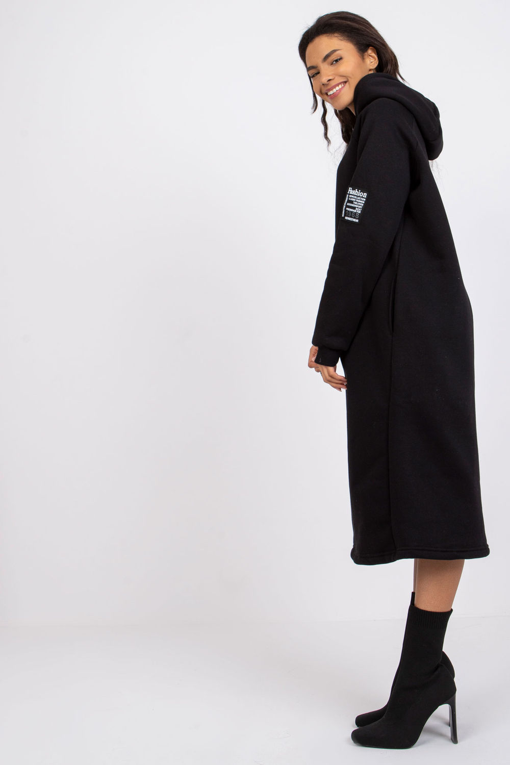 Sukienka Model RV-SK-7463.24X Black - Rue Paris - obrazek 2