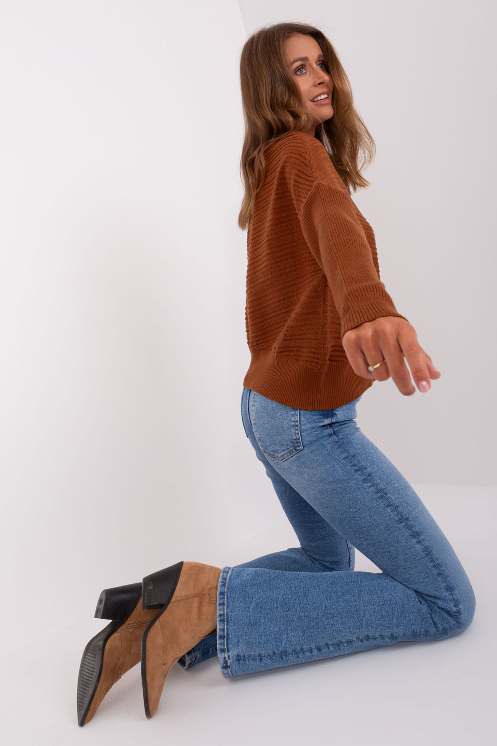Sweter Damski Model AT-SW-2368.36X Brown - AT - obrazek 2