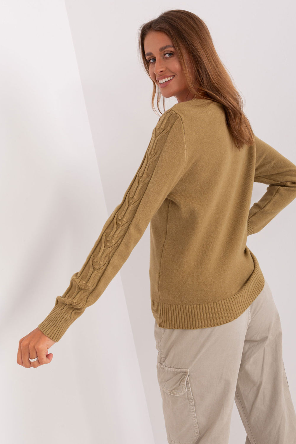 Sweter Damski Model AT-SW-2329.98P Oliwka - AT - obrazek 3