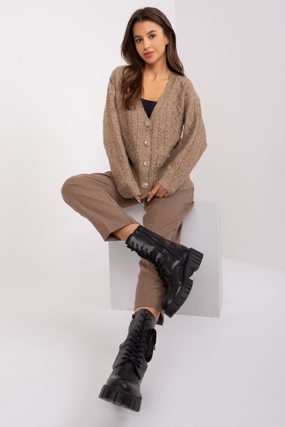 Sweter Damski Model AT-SW-2358.31 Dark Beige - AT - obrazek 2